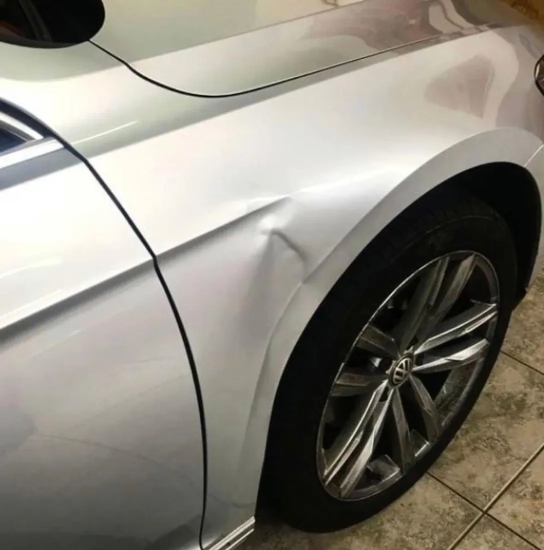 Antes do reparo: para-lama amassado