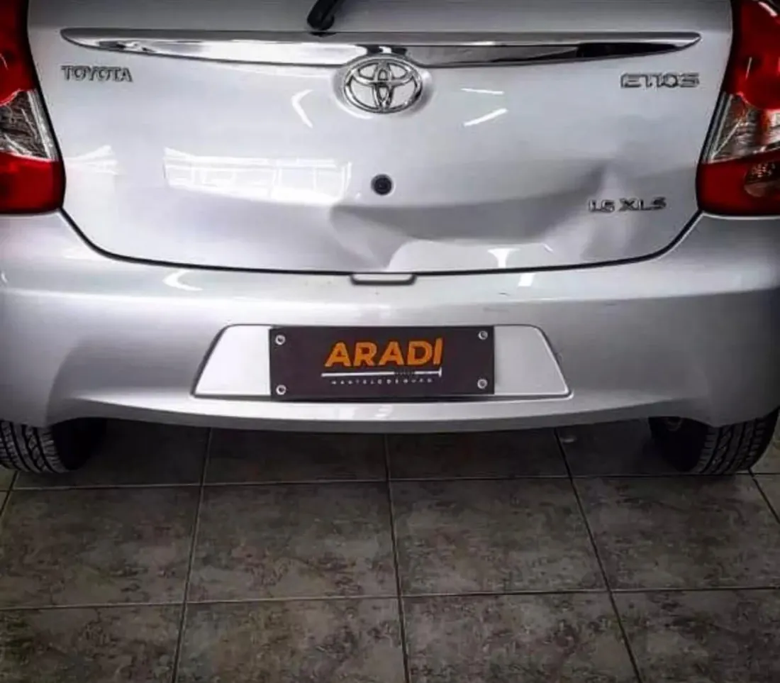 Antes do reparo: porta-malas de hatch amassado