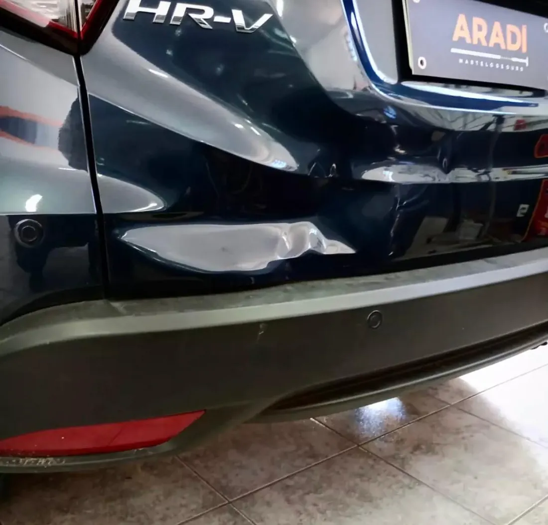 Antes do reparo: traseira de suv amassado